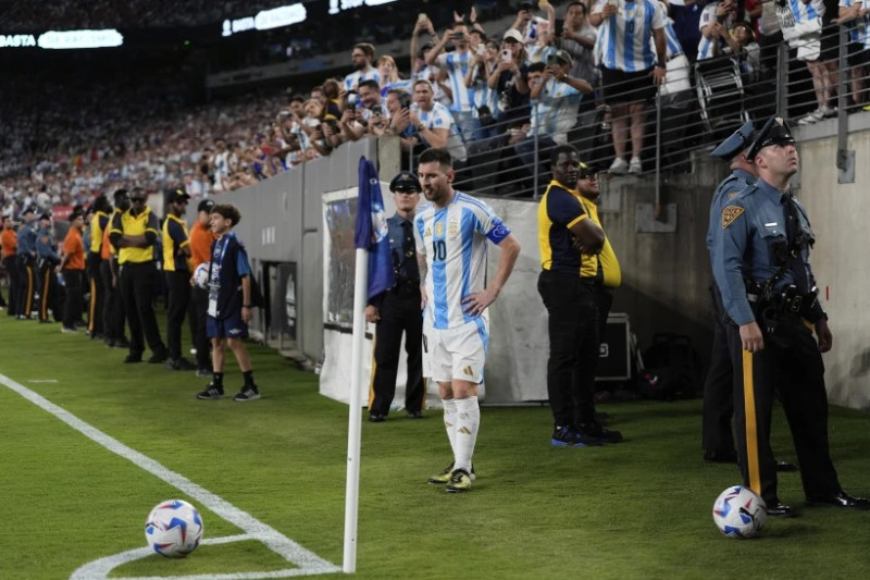 Lionel Messi cobra un tiro libre durante el partido contra Chile por el Grupo A de la Copa América, el martes 25 de junio de 2024.