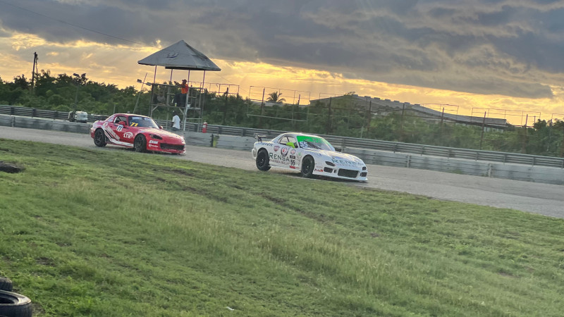 Acción en una pasada carrera de automovilismo celebrada en el Speedway Park Las Américas.