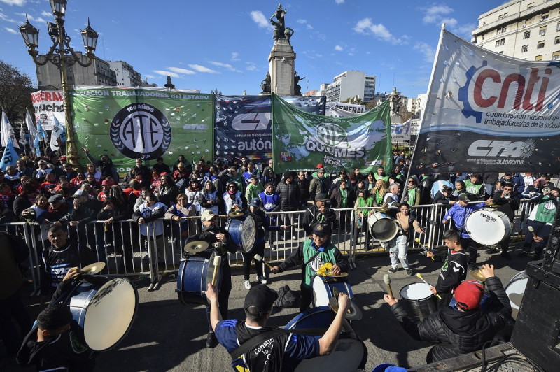 Manifestantes antigubernamentales protestan ayer frente al Congreso donde los legisladores debaten reformas respaldadas por el presidente Javier Milei.