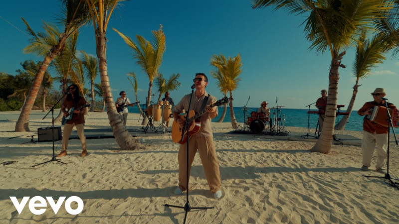 Fonseca en el videoclip de "Pedacito de playa"