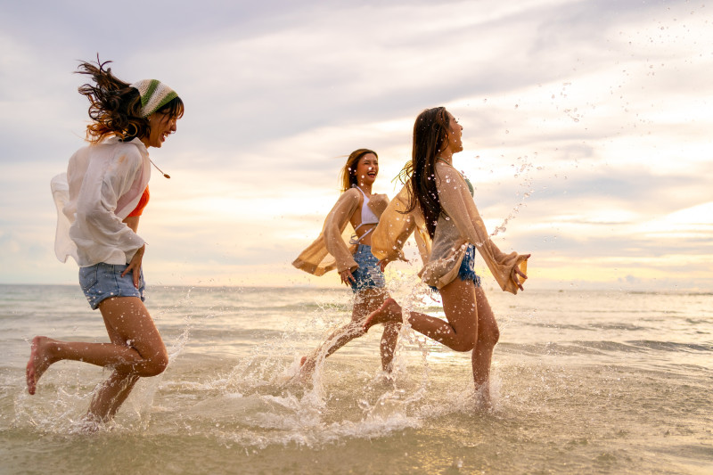 Grupo de mujeres jóvenes corriendo por la playa. Foto: CandyRetriever/Shutterstock facilitada por Journalistic.org.