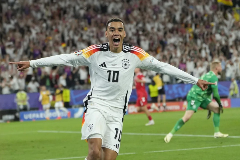 Jamal Musiala, de la selección de Alemania, festeja luego de anotar ante Dinamarca en los octavos de final de la Eurocopa.