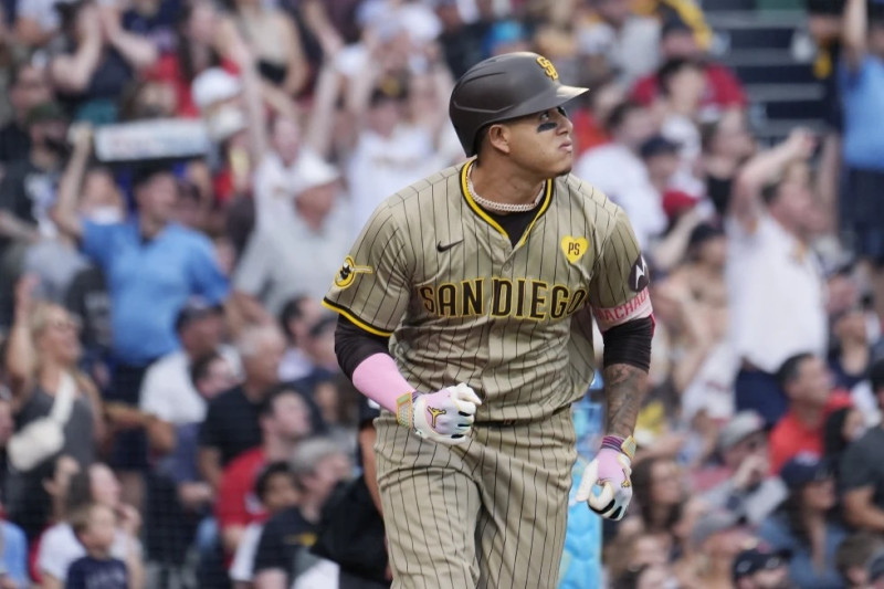 El dominicano Manny Machado, de los Padres de San Diego, corre luego de batear un jonrón de dos carreras ante los Medias Rojas.