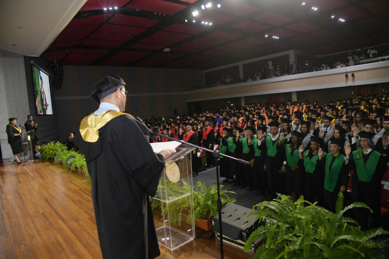 El rector de la UCSD, presbítero José Luis de la Cruz, se dirige a los 294 nuevos profesionales egresados de la academia de educación superior.