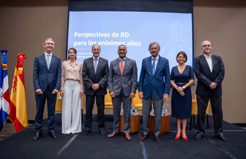 Ricardo Felip, Clara Fernández, Paco Pérez, Joel Santos Echavarría, Antonio PérezHernández, Karina Castellanos y Artur Cabre