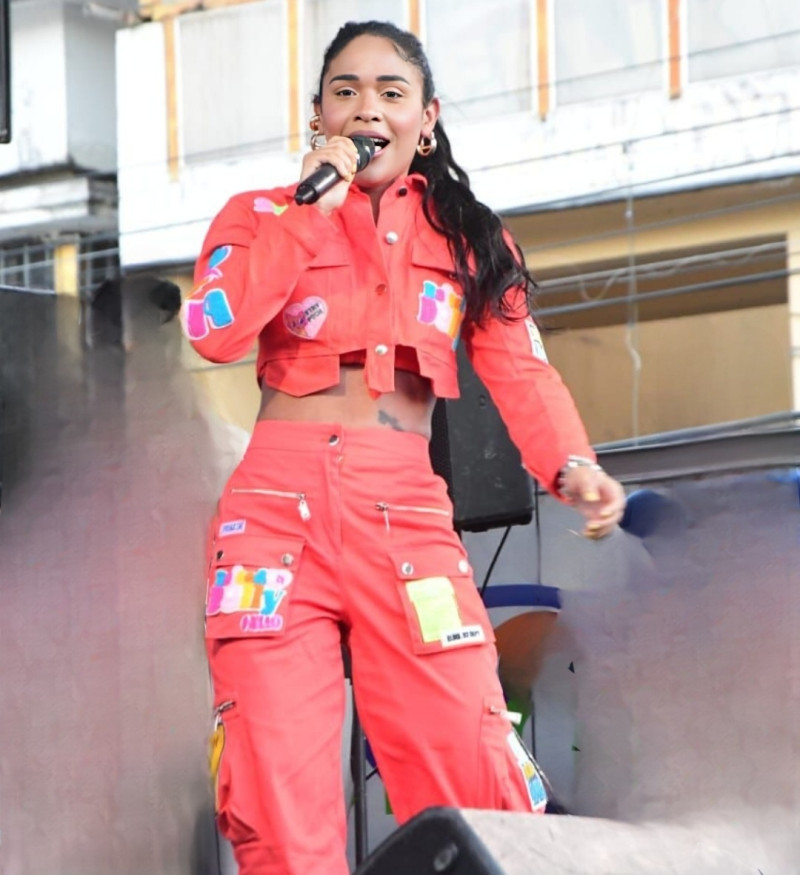 La cantante Steffany Constanza promueve su nuevo merengue, "Qué necesidad".