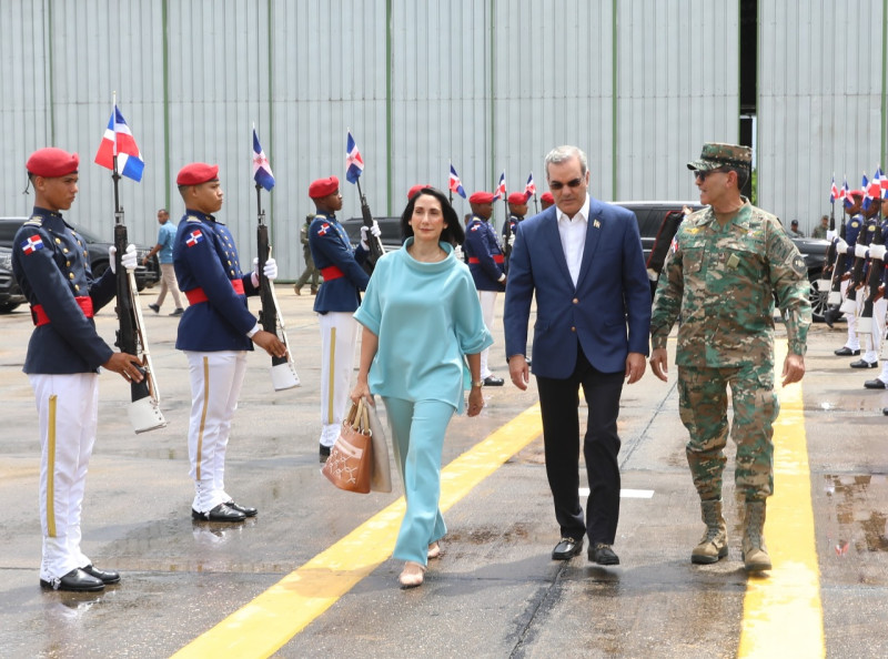 Presidente Luis Abinader junto a la primera dama, Raquel Arbaje y el ministro de Defensa, Carlos Díaz Morfa, antes de partir a Panamá.