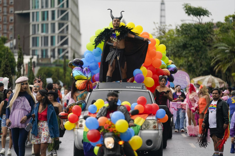 Una persona avanza encima de un carro alegórico durante un desfile del Orgullo Gay que marca la culminación del mes del Orgullo LGBTQ+, el sábado en Ciudad de Guatemala.