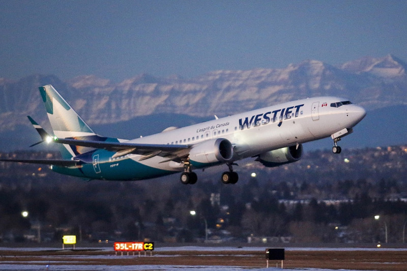 Un avión de la aerolínea canadiense WestJet despega el 21 de enero de 2021, en Calgary, Alberta.