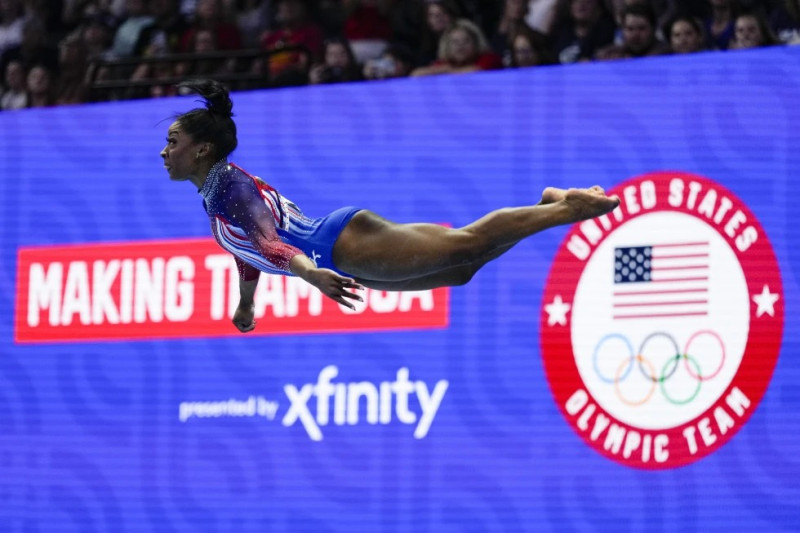 Simone Biles compite en ejercicios de suelo en las Pruebas Olímpicas de Gimnasia de Estados Unidos.