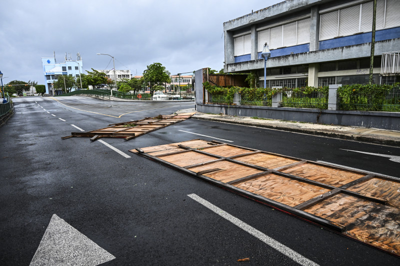 Se ven vallas publicitarias caídas en las calles mientras el huracán Beryl pasa cerca de Bridgetown, Barbados, el 1 de julio de 2024.