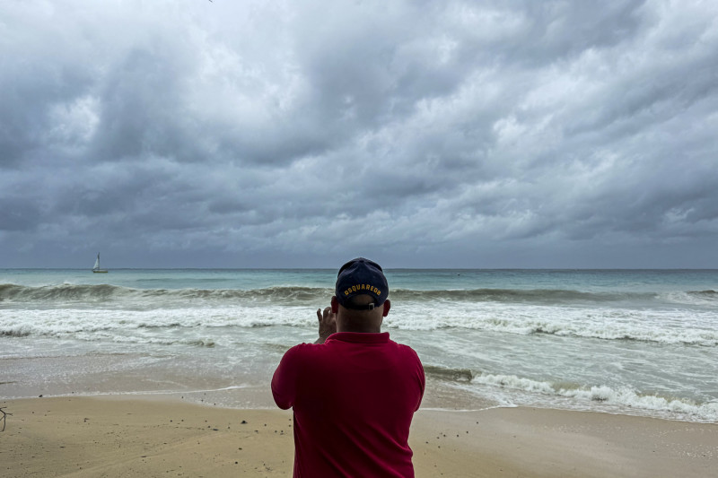 Los turistas observan las olas del mar mientras el huracán Beryl pasa cerca de Bridgetown, Barbados, el 1 de julio de 2024.