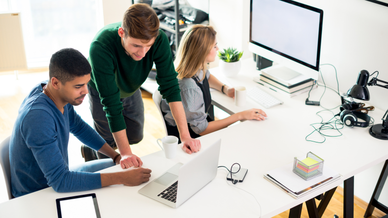 Personas trabajando en una oficina