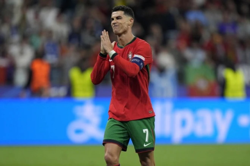 El portugués Cristiano Ronaldo reacciona tras anotar en la tanda de penaltis durante un partido de octavos de final entre Portugal y Eslovenia.