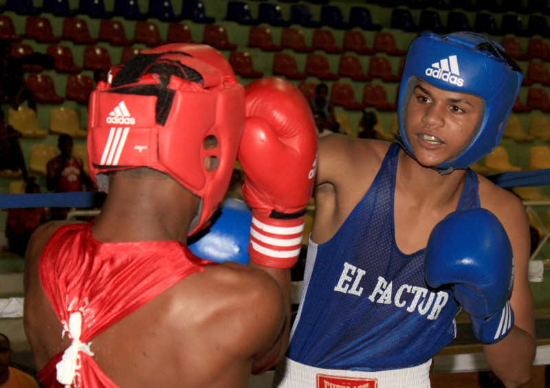 Acción de un combate del torneo realizado en el poideportivo de Sabana Grande de Boyá.