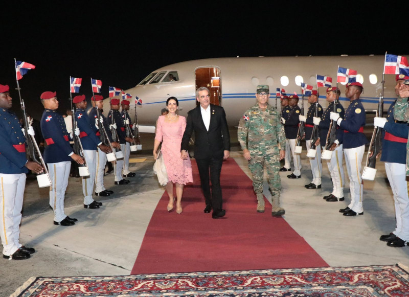 El presidente Luis Abinader junto a la primera dama, Raquel Arbaje a su llegada al país.
