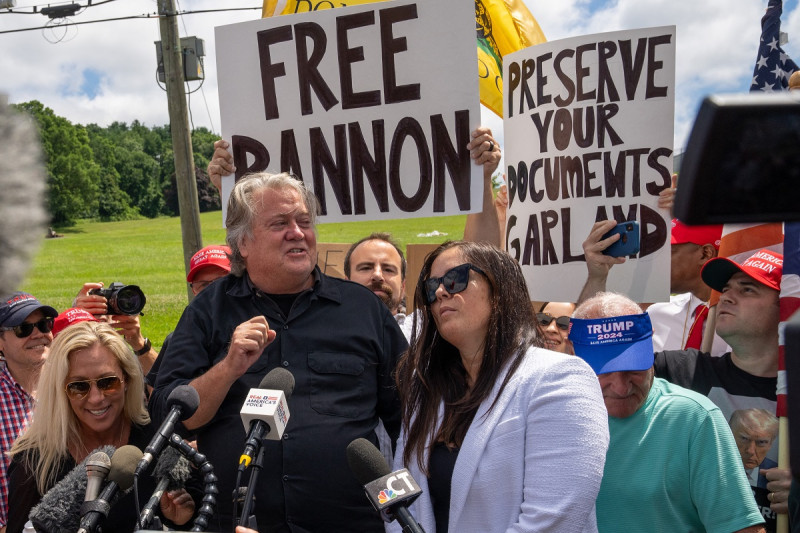 Steve Bannon se dirige a la prensa frente a la Institución Correccional Federal de Danbury, donde inicio su sentencia, ayer en Connecticut.