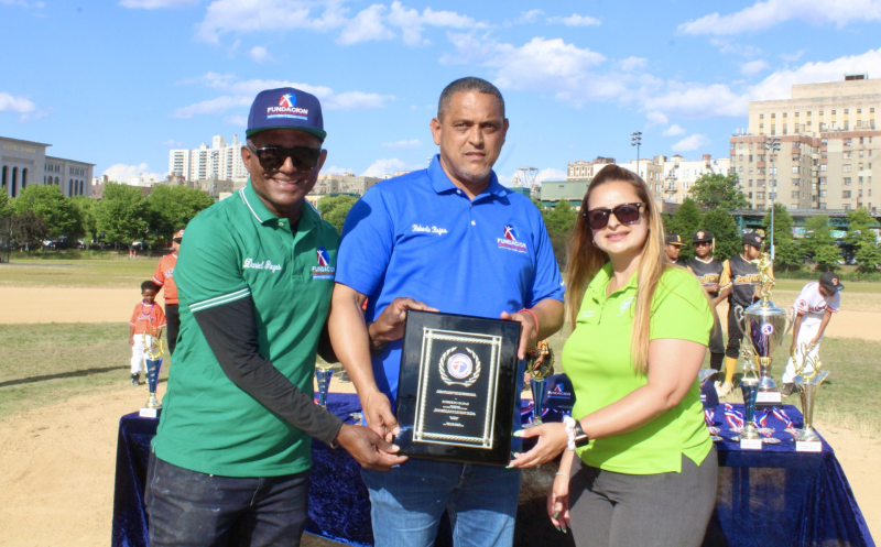 Jessenia Aponte, comisionada de parques en El Bronx y Daniel Reyes, presidente de la FDDNY, reconocen a Roberto Rojas.