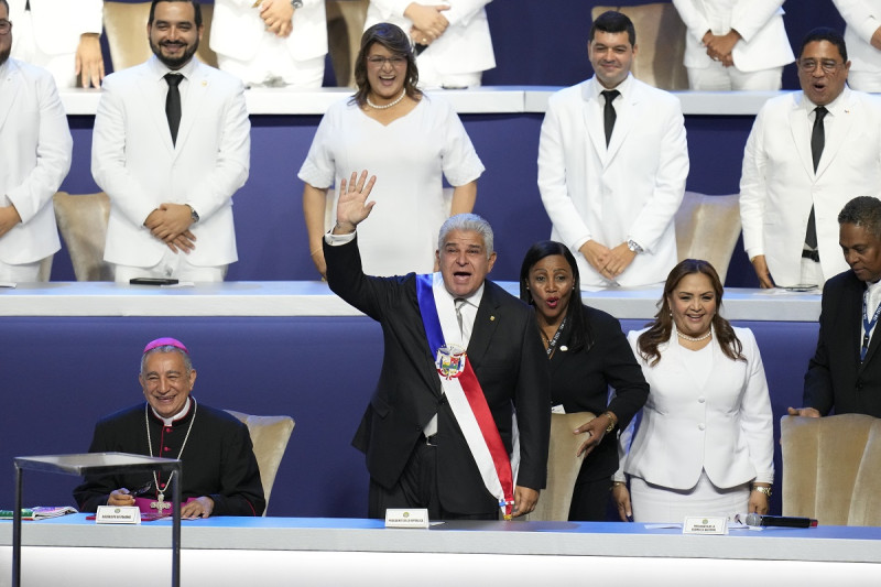 El presidente panameño, José Raúl Mulino, saluda ayer antes de ofrecer su discurso en en el Centro de Convenciones de Atlapa en Ciudad de Panamá.