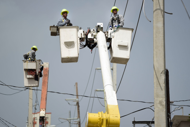 Obreros reparan cables eléctricos dañados por el huracán María en Cantera, en San Juan, el 19 octubre de 2017.