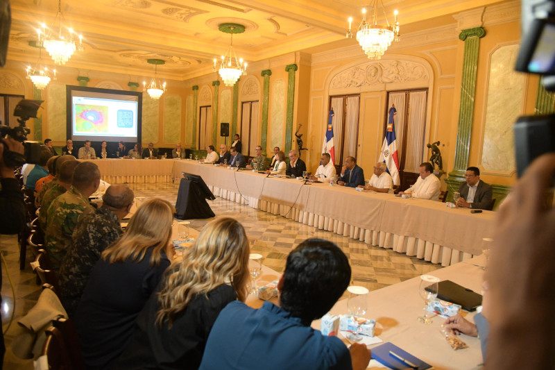 El presidente Luis Abinader encabezó una reunión de seguimiento a los planes para hacer frente al potente huracán Beryl que se acerca a la costa sur del país.