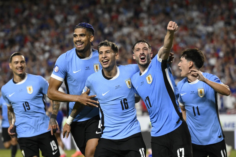 Mathias Olivera, de Uruguay, celebra con sus compañeros tras anotar el gol en el partido frente a Estados Unidos en la Copa América.