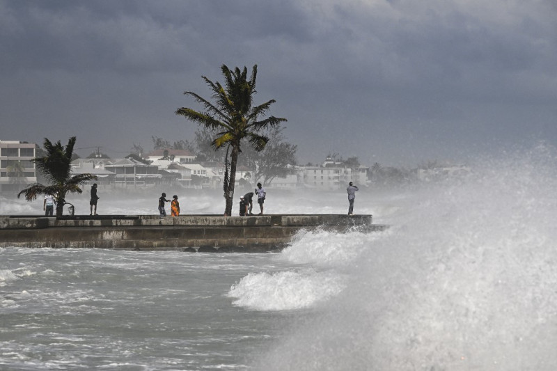 Personas en la costa viendo los cambios del clima cerca de Bridgetown, Barbados, el1 de julio de 2024, por los efectos del huracán Beryl