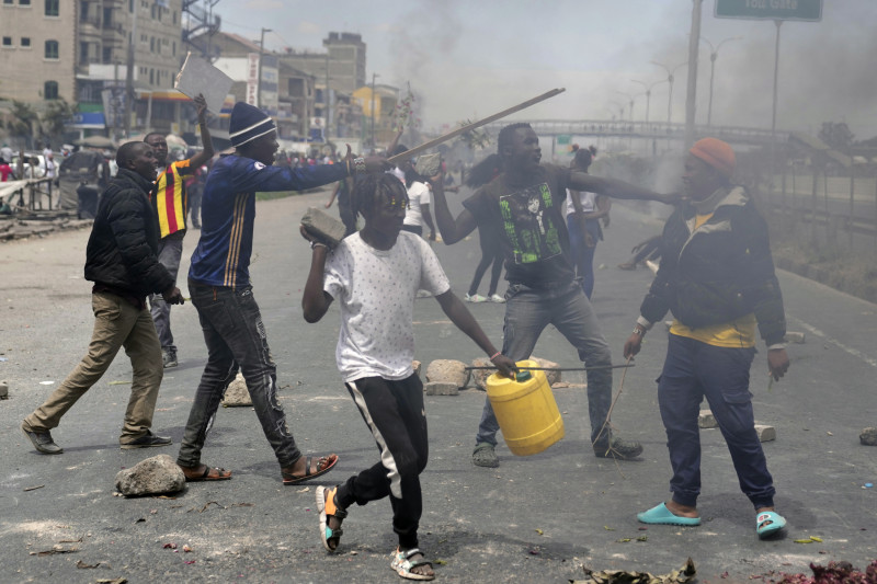Los manifestantes bloquean la autopista Nairobi