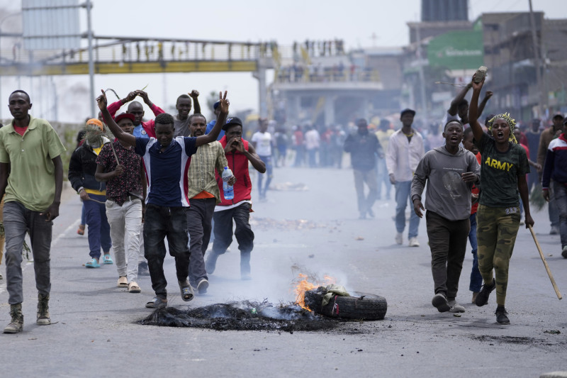 Los manifestantes bloquean la concurrida autopista Nairobi