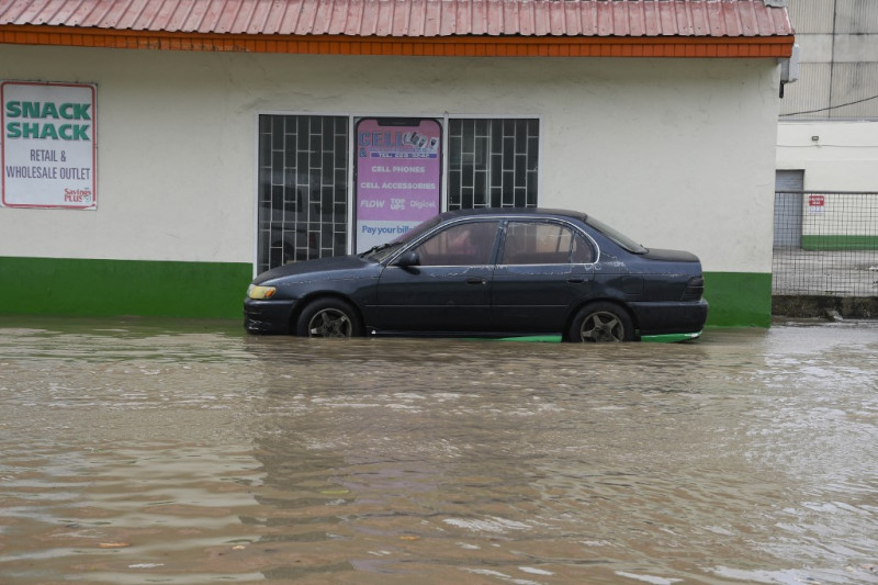 Un automóvil estacionado en la carretera principal inundada después del paso del huracán Beryl en el mercado de pescado de Bridgetown, Bridgetown, Barbados, 1 de julio de 2024.