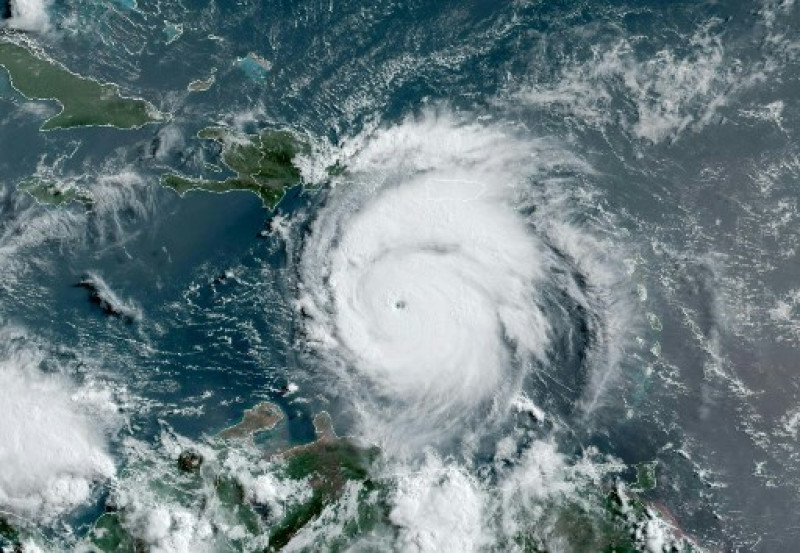 Esta imagen satelital obtenida de la Administración Nacional Oceánica y Atmosférica muestra el huracán Beryl el 2 de julio de 2024, a las 12:20 GMT, al este de Jamaica.
