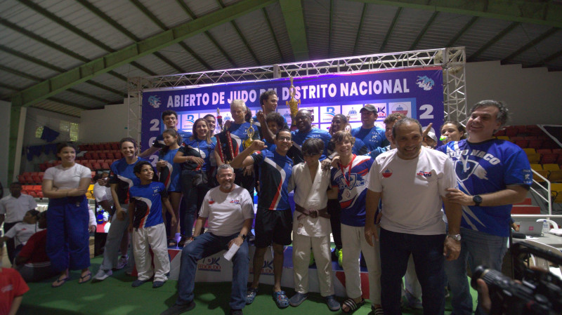 El Club de Judo Naco al momento de ser galardonado como campeón del Abierto de Judo Asojudina.