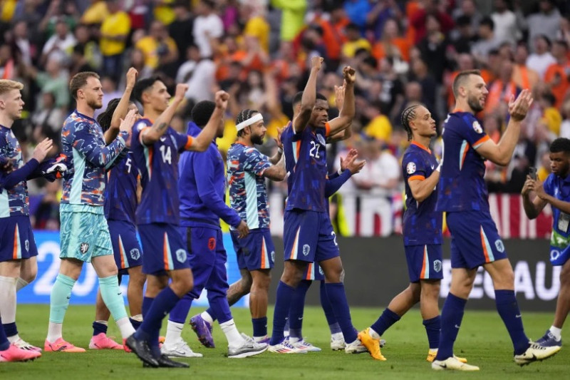Denzel Dumfries de Holanda, en el centro, y sus compañeros de equipo celebran al final de un partido de octavos de final ante Rumania en la Euro 2024 en Múnich, Alemania, el martes 2 de julio de 2024.