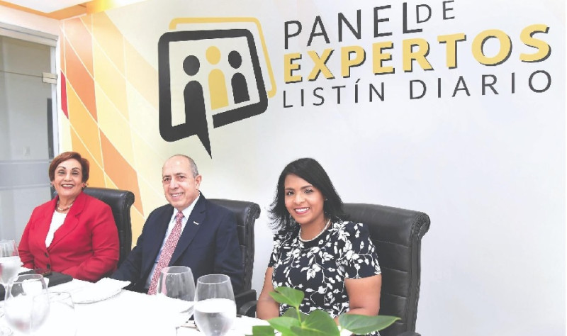 Nélsida Marmolejos, ex titular de la DIDA; José Manuel Vargas, presidente de la ADARS, y Yesenia Díaz, directora de segimiento del régimen contributivo en la SISALRIL.