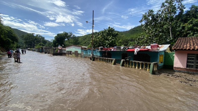 paso del huracán Beryl en la carretera de Cumaná a Cumanacoa