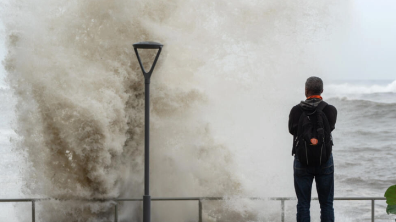 Un hombre mira las olas en el malecón tras el paso de huracán Beryl en Santo Domingo el 2 de julio de 2024.