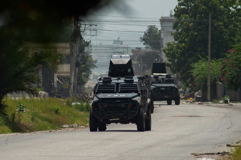 Tanques de la policía patrullan el área cercana al Palacio Nacional en Puerto Príncipe, Haití, el 28 de junio de 2024.
