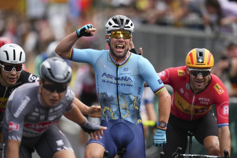 El británico Mark Cavendish cruza la meta tras superar el récord con su 35ma etapa ganada en el Tour de Francia, superando la marca del belga Eddy Merckx.
