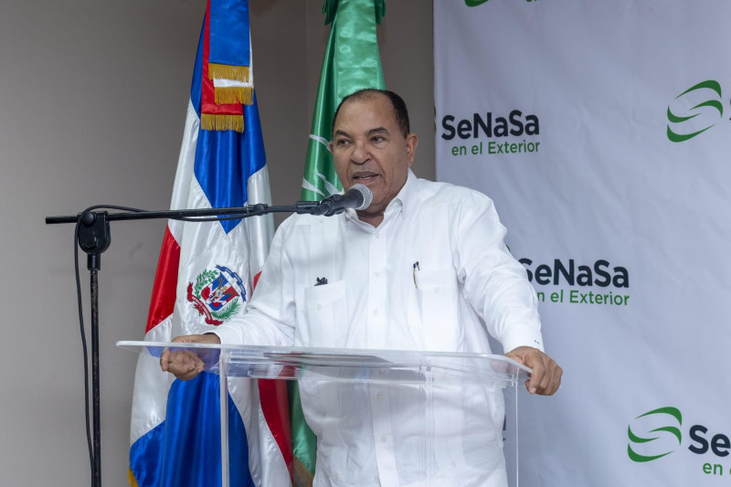 El cónsul en San Juan, Puerto Rico, César Cedeño, habla durante la inauguración de la séptima oficina de Senasa en el exterior.