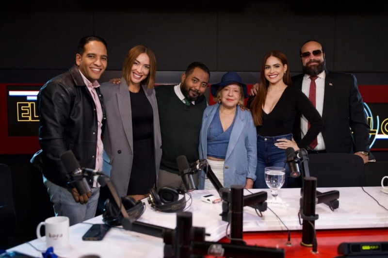 Nancy Álvarez junto a los panelistas de "Esto no es radio show", que se transmite por Alofoke FM.