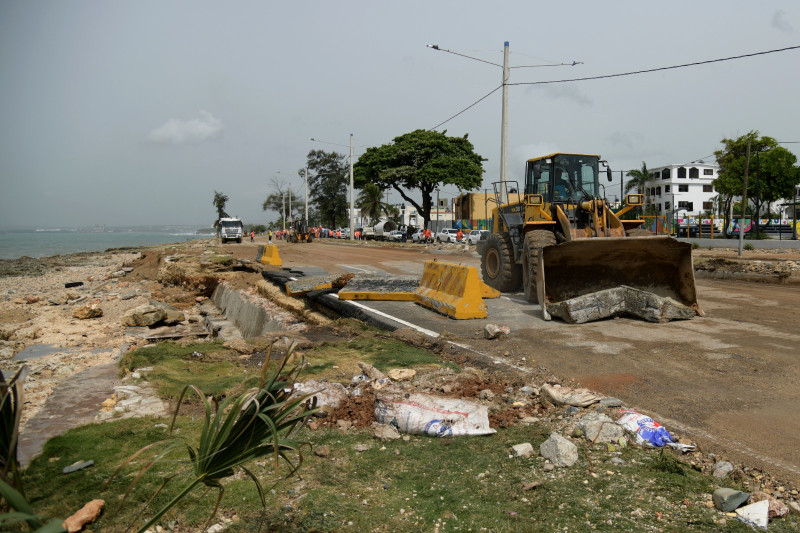 Desde las primeras horas de ayer, personal y equipos mecanizados se empleaban en limpiar los escombros dejados por el oleaje en el malecón de Santo Domingo.