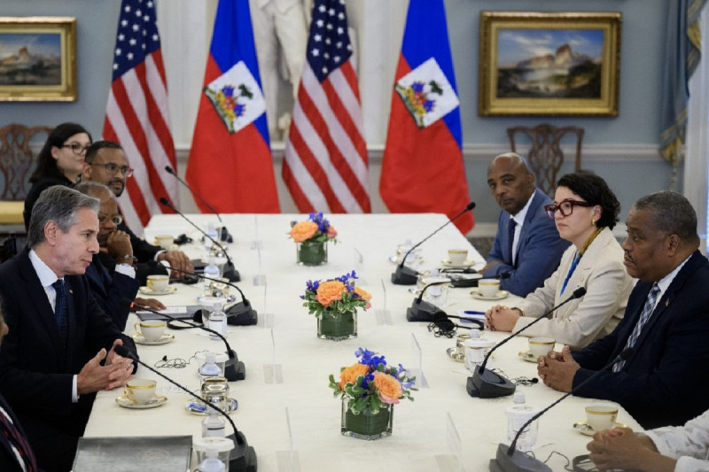El secretario de Estado de Estados Unidos, Antony Blinken (izq.), se reúne antier con el primer ministro haitiano, Garry Conille (der.), y el ministro de Relaciones Exteriores de Haití, Dominique Dupuy (segundo por la derecha), en el Departamento de Estado en Washington.