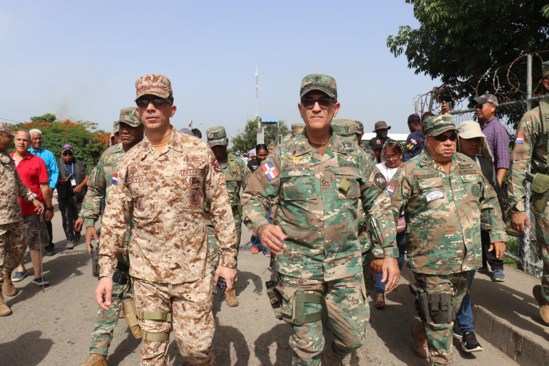 El ministro de Defensa, teniente general Carlos Luciano Díaz Morfa junto a otros militares de alto rango.