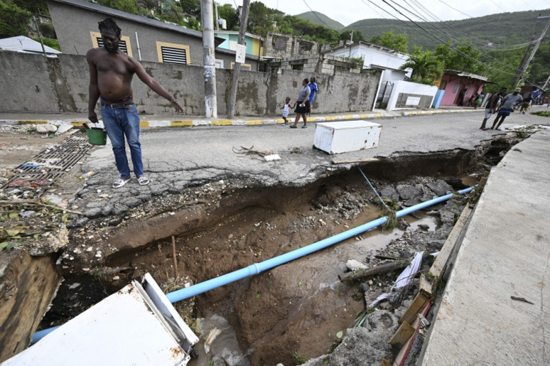 Los residentes observan un drenaje dañado en Shooters Hill, Jamaica, después del huracán Beryl el 4 de julio de 2024. Beryl se dirigió hacia México y las Islas Caimán a primera hora del 4 de julio, amenazando con fuertes vientos y marejadas ciclónicas después de azotar la costa sur de Jamaica.