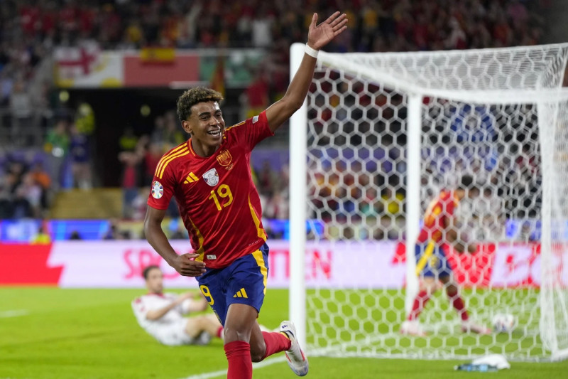 Lamine Yamal, de España, celebra tras anotar un gol que luego fue anulado contra Georgia en los octavos de final de la Eurocopa.