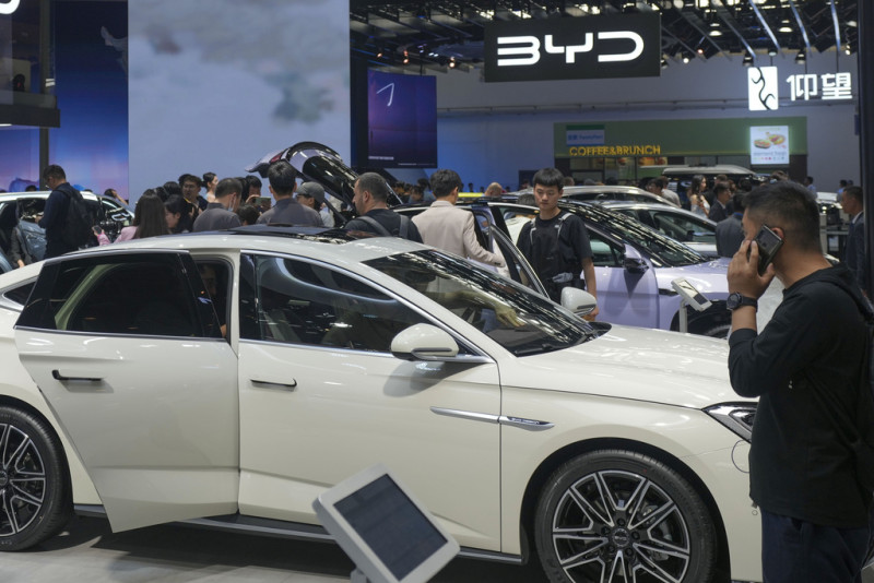 Visitantes observan autos en la exposición de BYD durante la Feria del Automóvil de China, en Beijing, China, el viernes 26 de abril de 2024