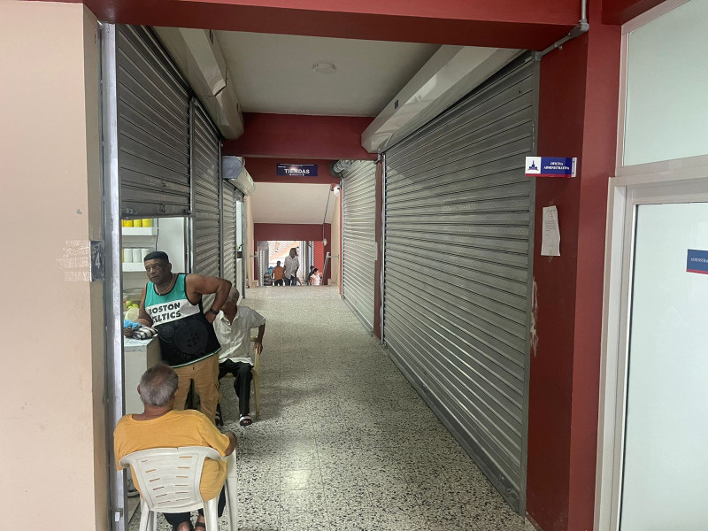 Unos 22 vendedores que operaban en el mercado viejo están fuera de la nueva estructura en Pekín.