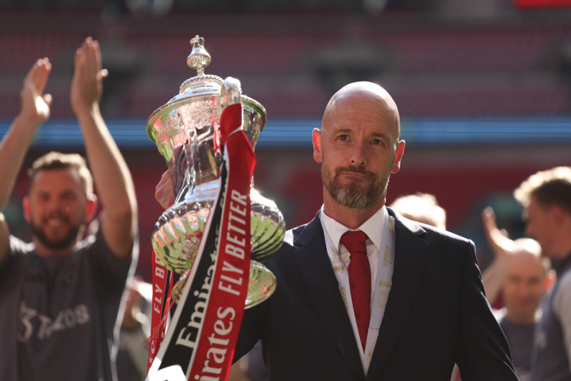 Foto del 25 de mayo del 2024, el técnico del Manchester United Erik ten Hag celebra con el trofeo tras ganar la final de la Copa FA