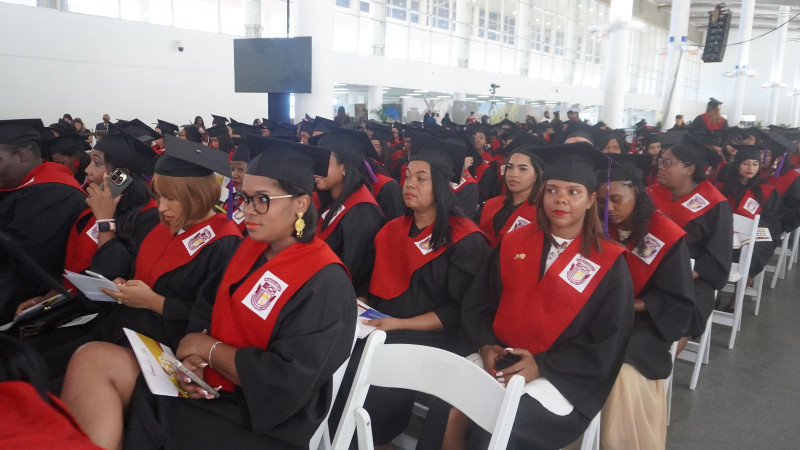 Parte de los 853 graduandos de la UNEV.