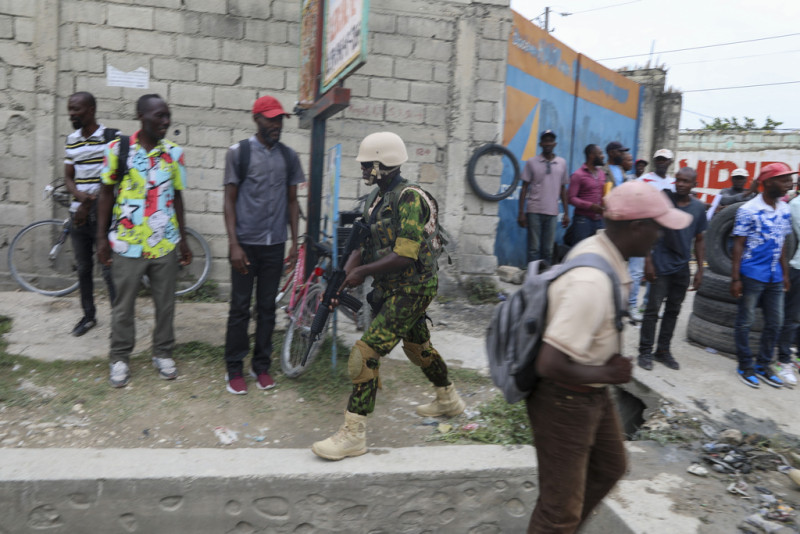 Un policía de Kenia patrulla una zona cerca del aeropuerto internacional de Puerto Príncipe, Haití, el miércoles 3 de julio de 2024